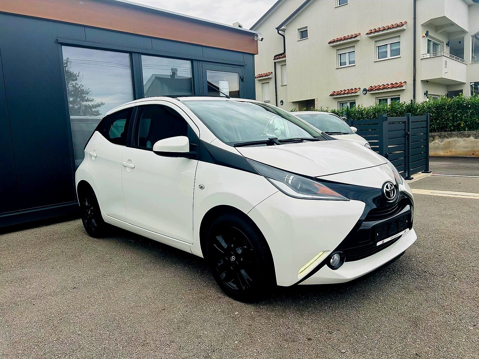 Toyota Aygo 1,0*SERVIS *JAMSTVO *, fotografija 2