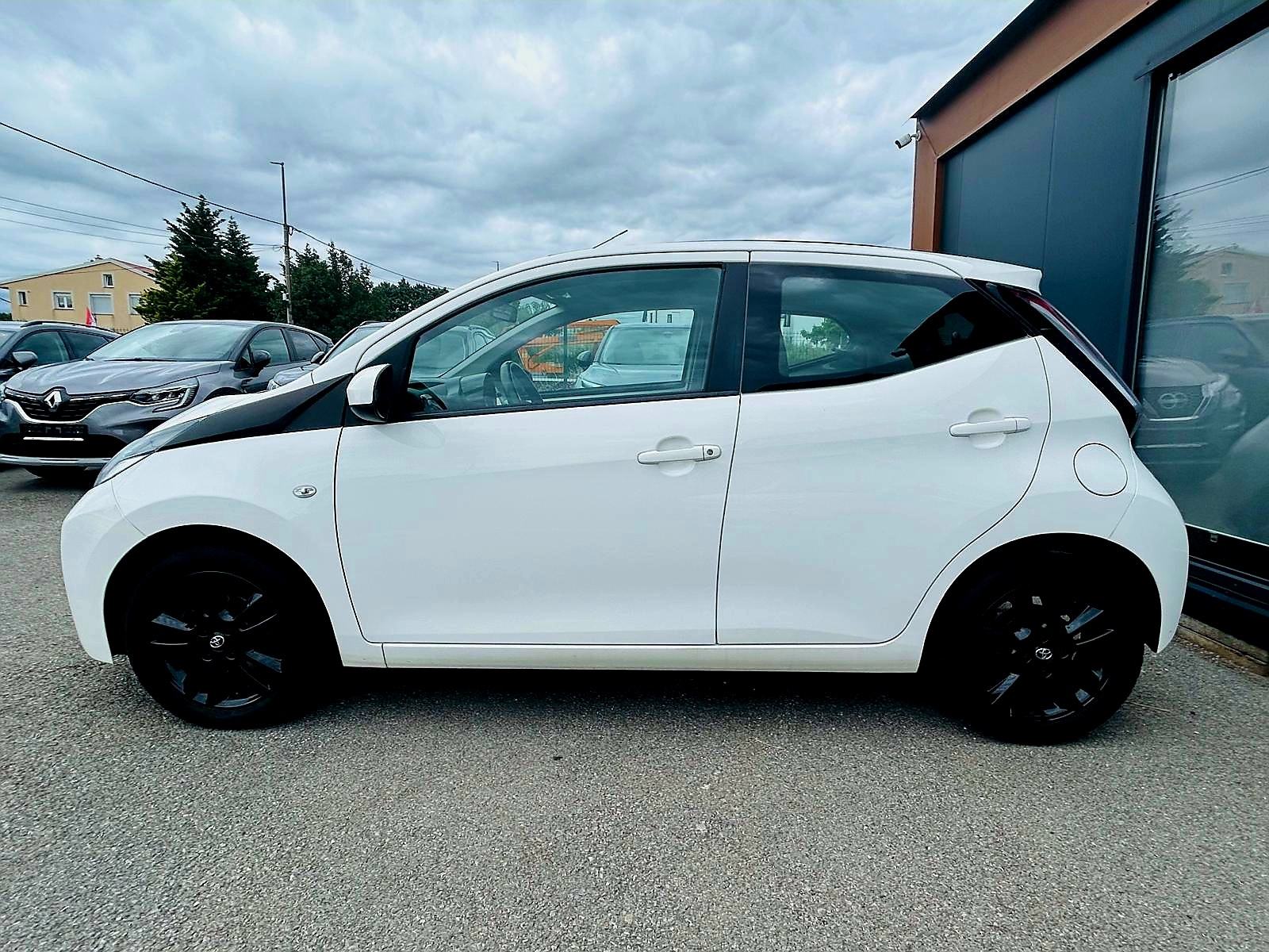 Toyota Aygo 1,0*SERVIS *JAMSTVO *, fotografija 5