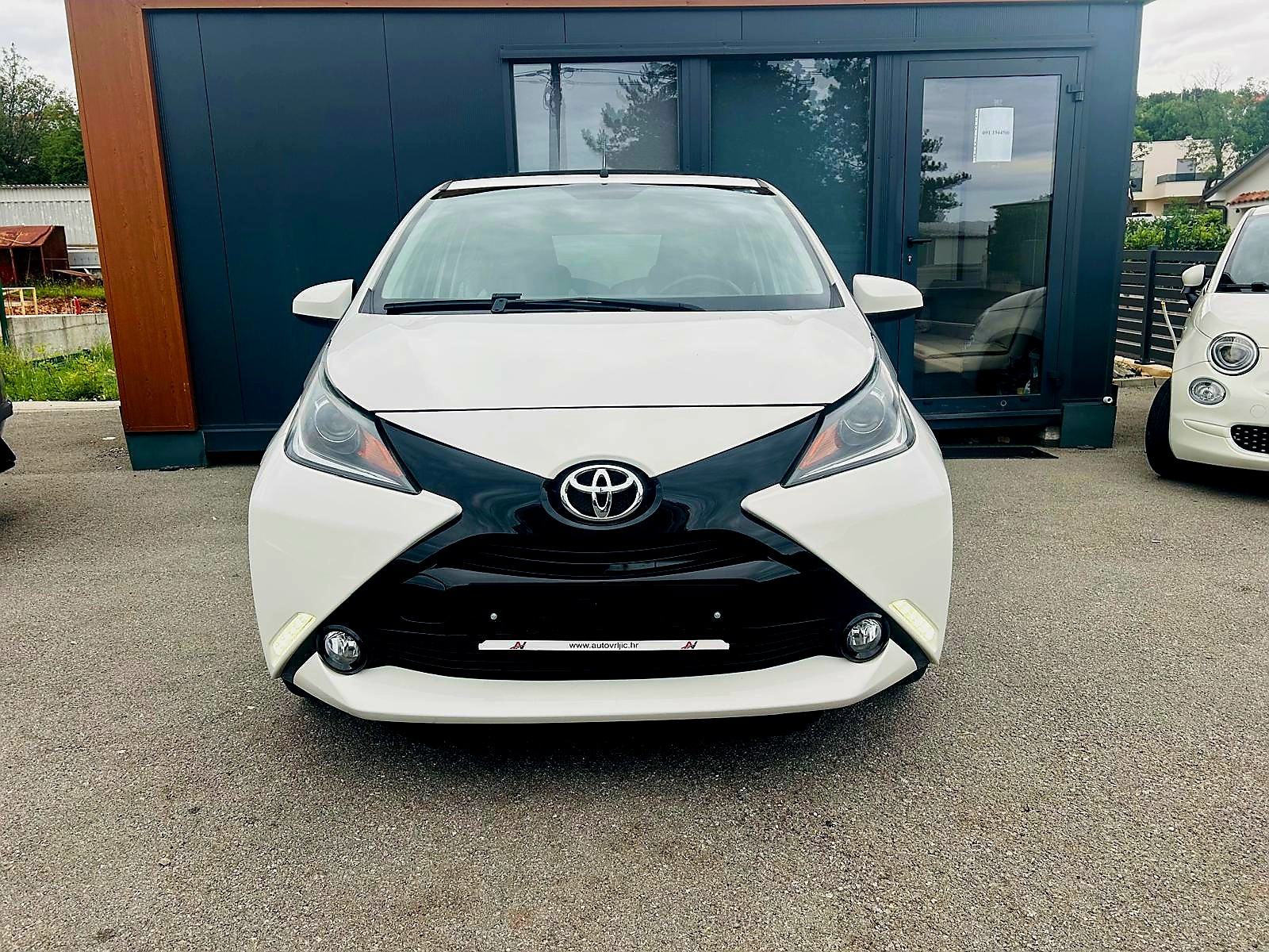 Toyota Aygo 1,0*SERVIS *JAMSTVO *, fotografija 3