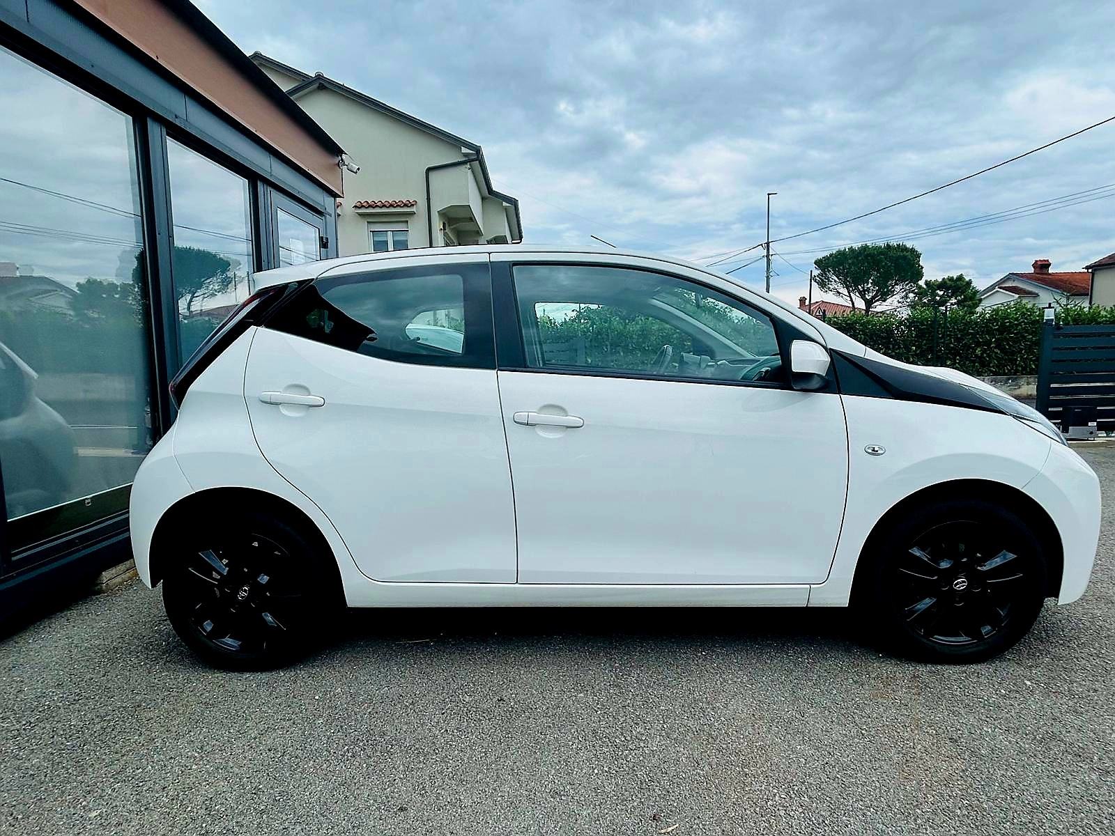 Toyota Aygo 1,0*SERVIS *JAMSTVO *, fotografija 6