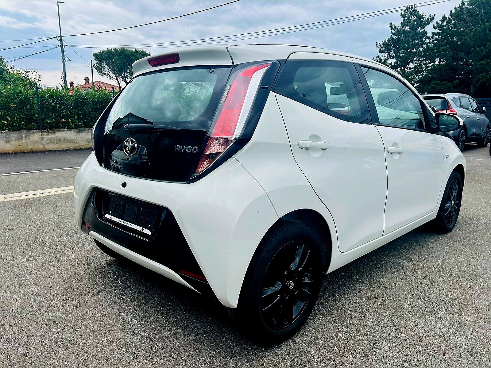 Toyota Aygo 1,0*SERVIS *JAMSTVO *, fotografija 10