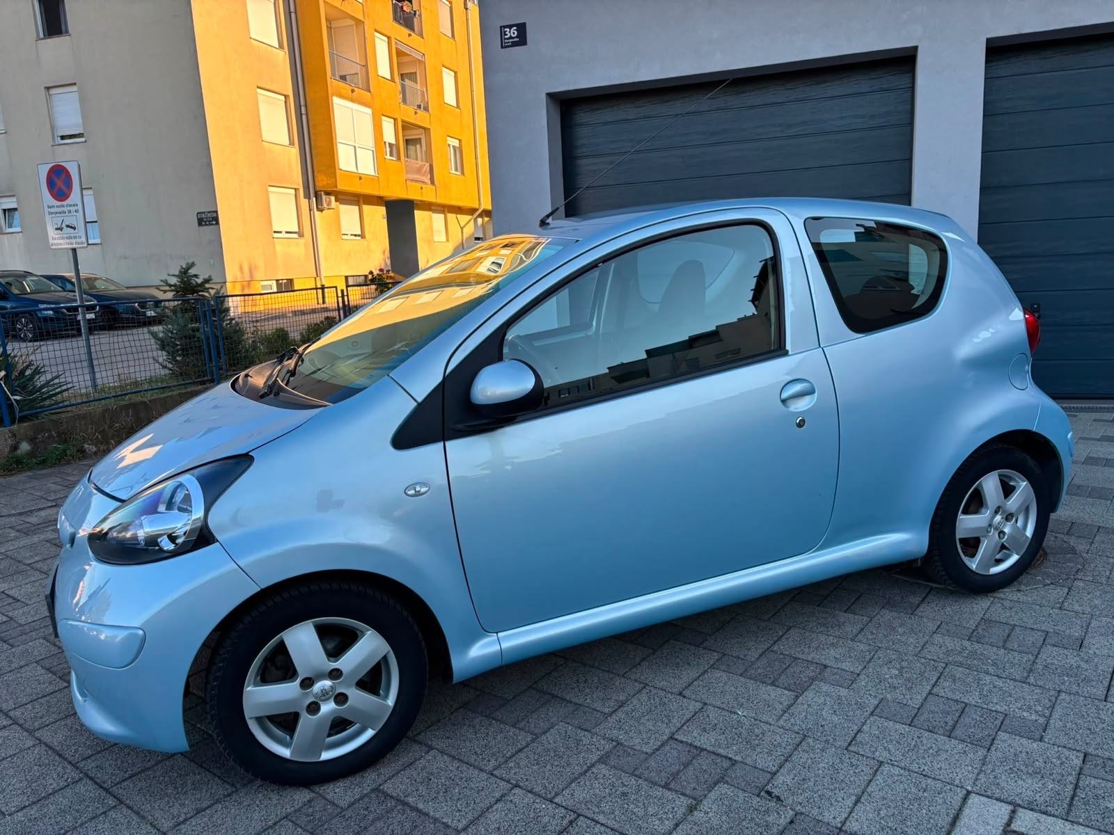 Toyota Aygo 1.0 VVT-i, kupljena u HR., samo 96ooo kilometara, klima, fotografija 2