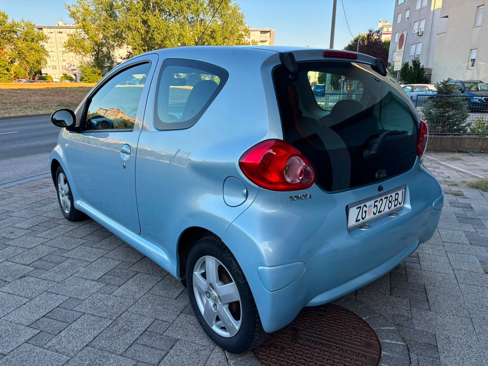 Toyota Aygo 1.0 VVT-i, kupljena u HR., samo 96ooo kilometara, klima, fotografija 3