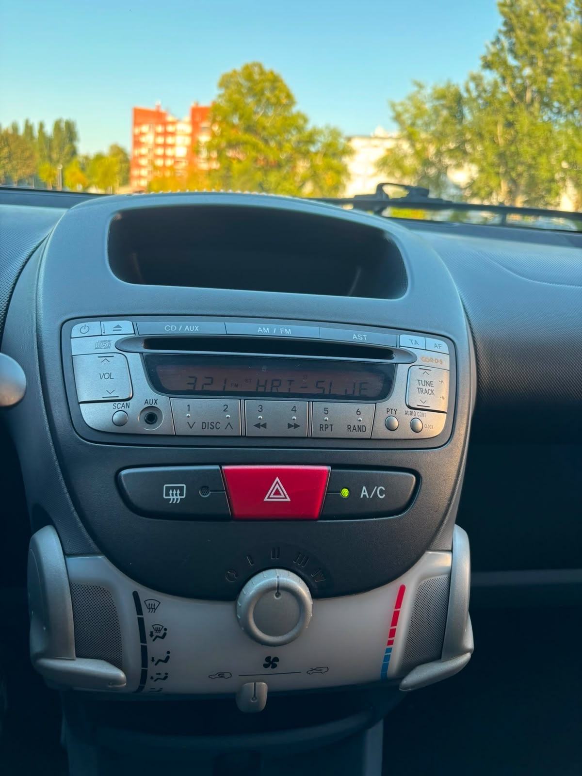 Toyota Aygo 1.0 VVT-i, kupljena u HR., samo 96ooo kilometara, klima, fotografija 13