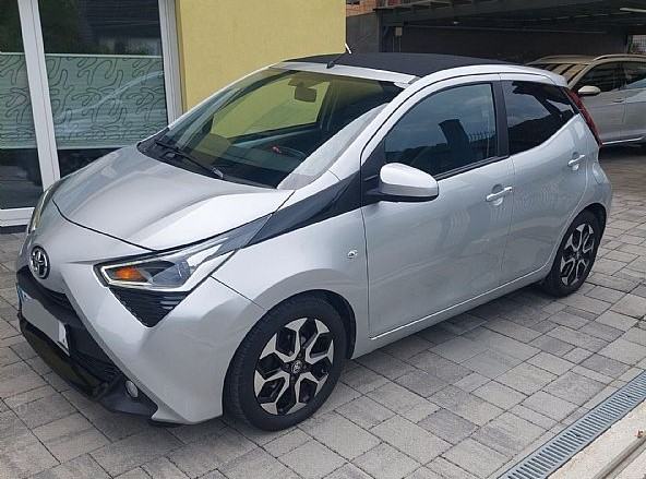 Toyota Aygo 1,0 x- play, otvorena panorama,grijanje sjedala,kamera!!, pogled izvana - slika 1