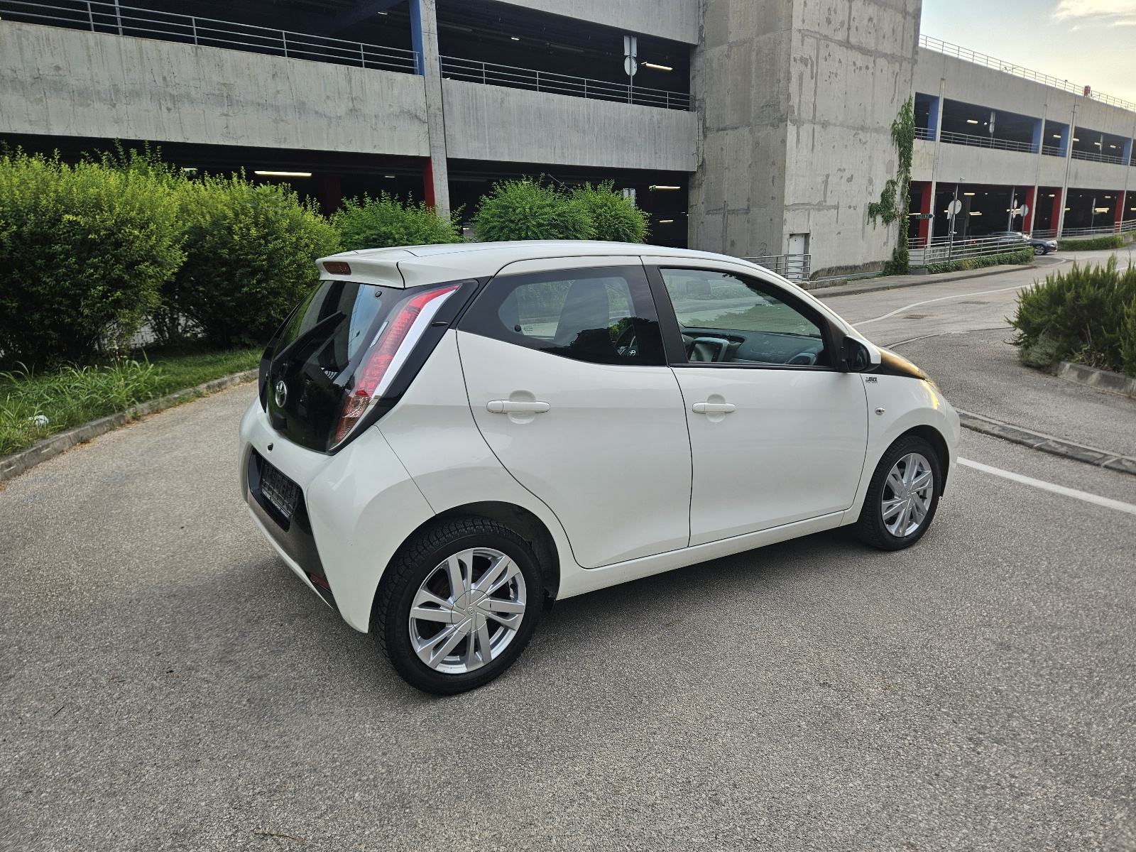 Toyota Aygo 1,0i,prvi vlasnik,kao nova, fotografija 7