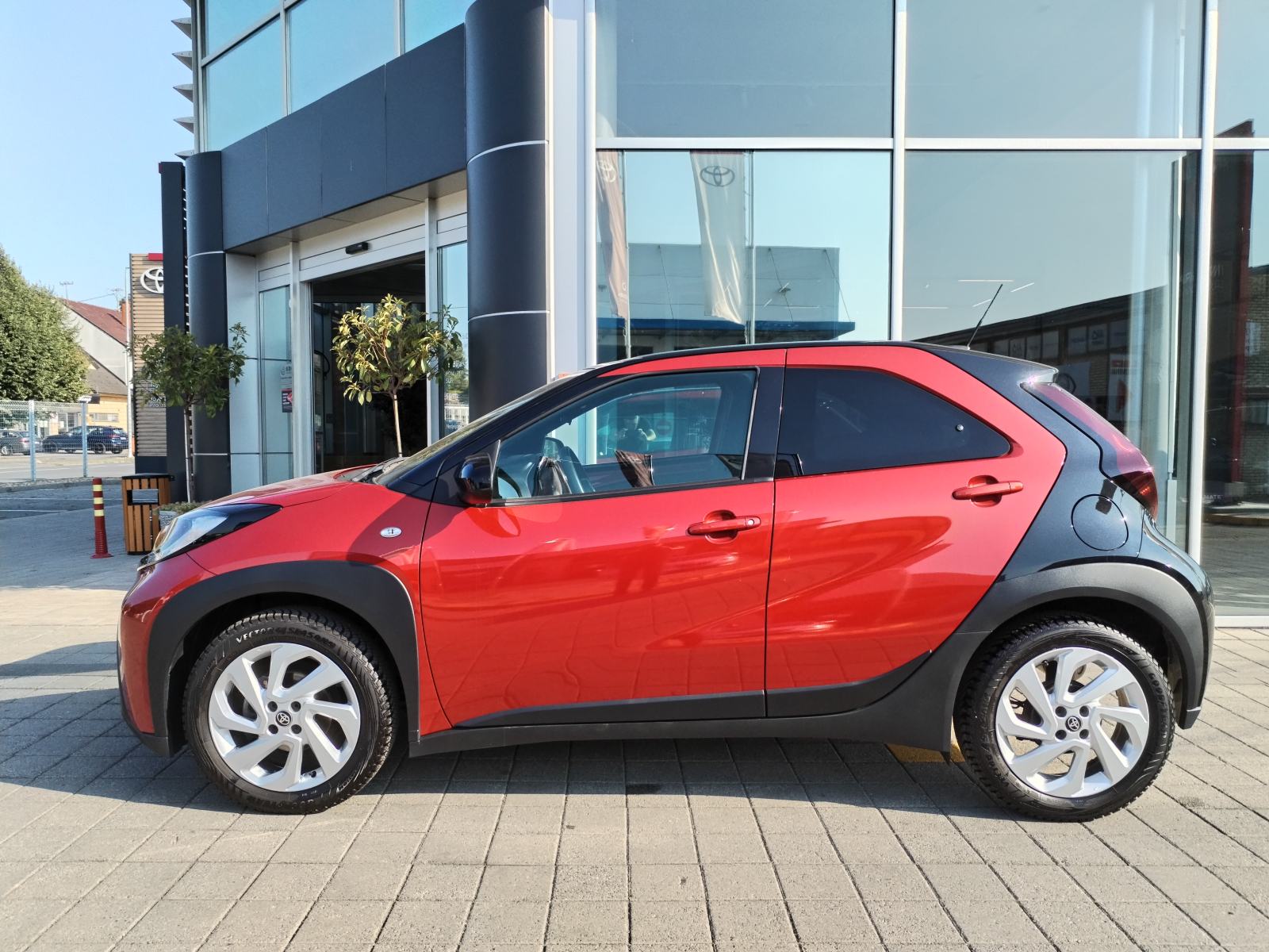 Toyota Aygo X 1.0, SAMO 11.156 km, GAR. 6 GODINA, SERVISNA, TOP STANJE, fotografija 4