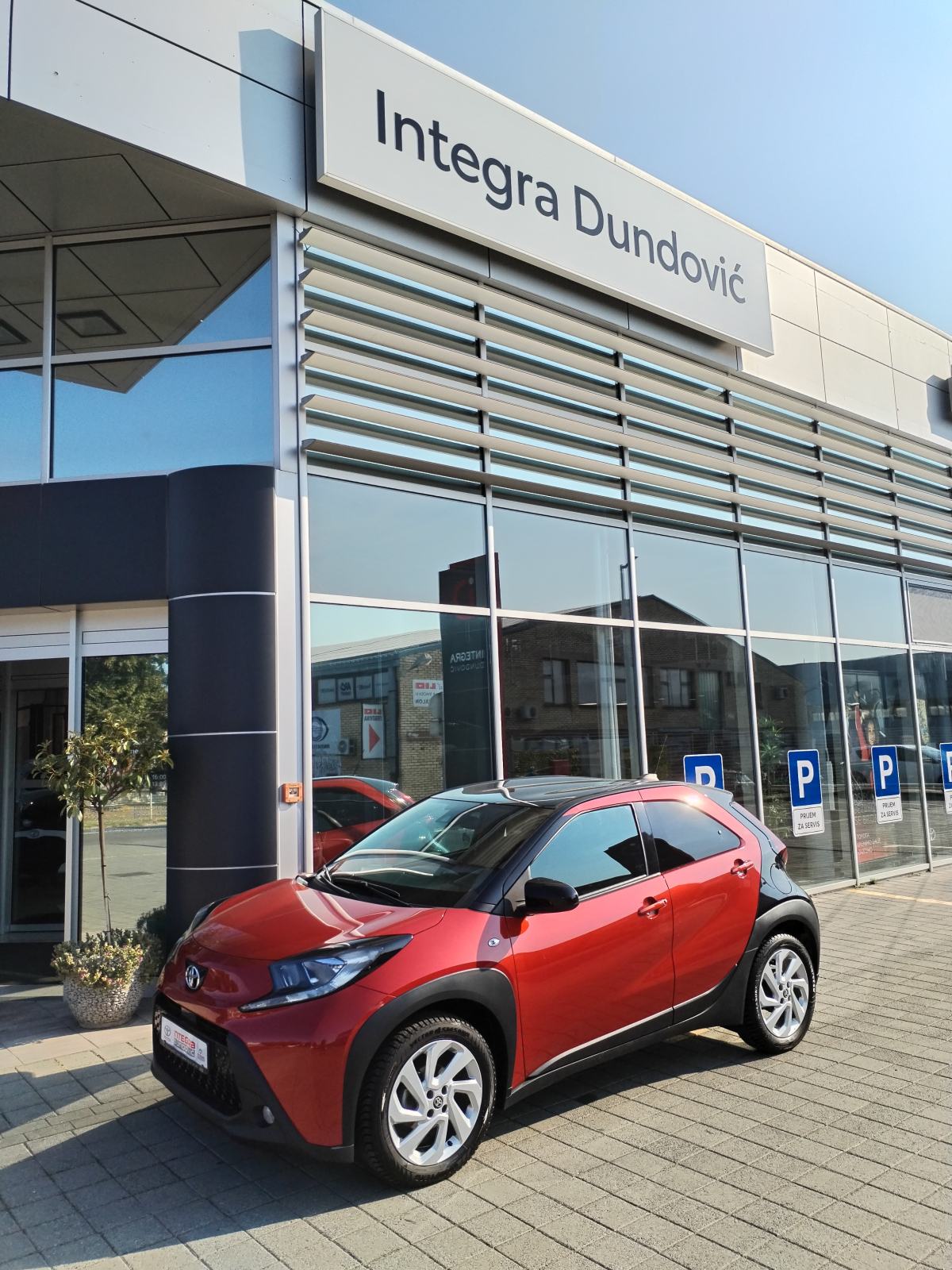 Toyota Aygo X 1.0, SAMO 11.156 km, GAR. 6 GODINA, SERVISNA, TOP STANJE, fotografija 8