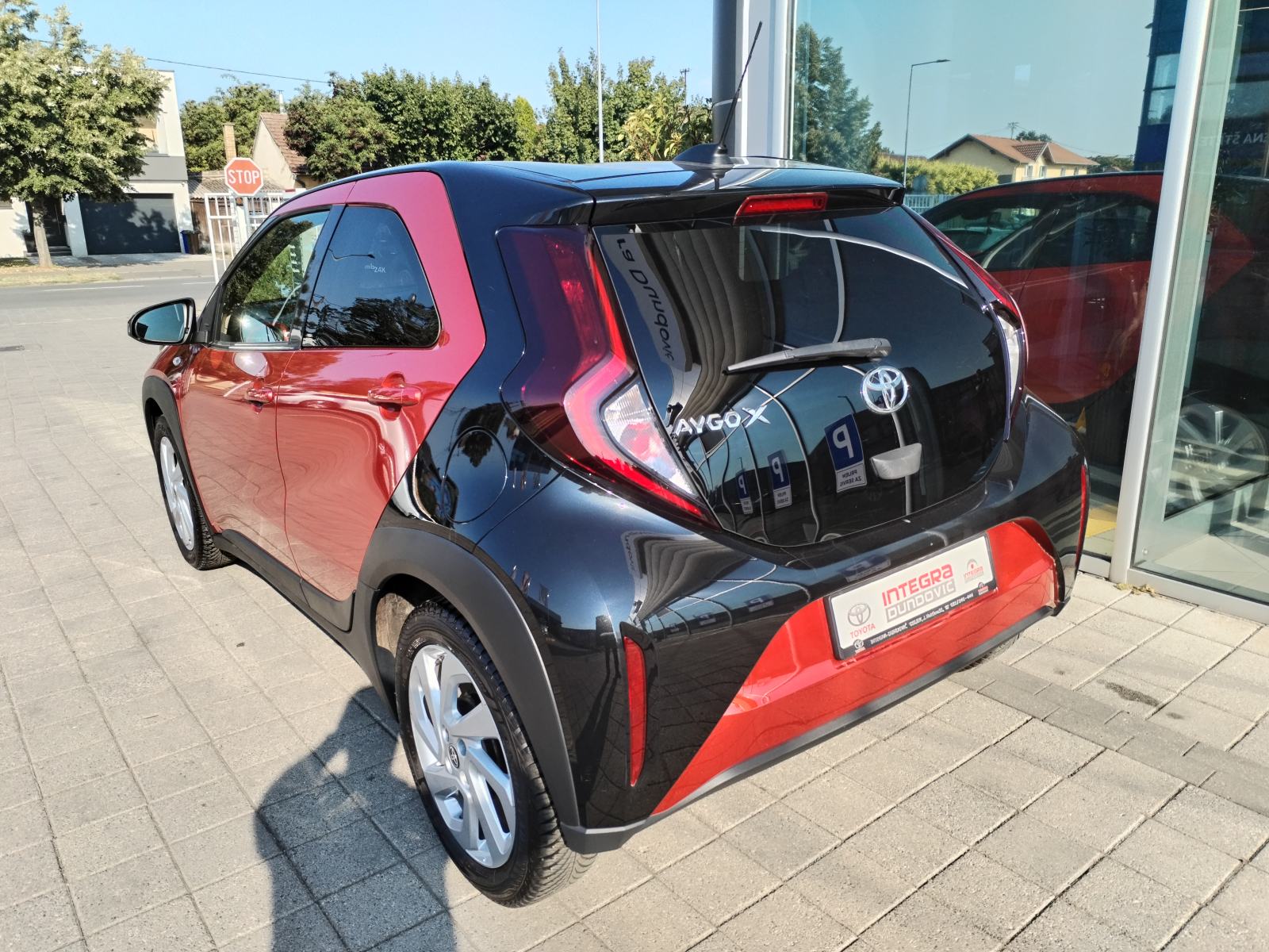 Toyota Aygo X 1.0, SAMO 11.156 km, GAR. 6 GODINA, SERVISNA, TOP STANJE, fotografija 5