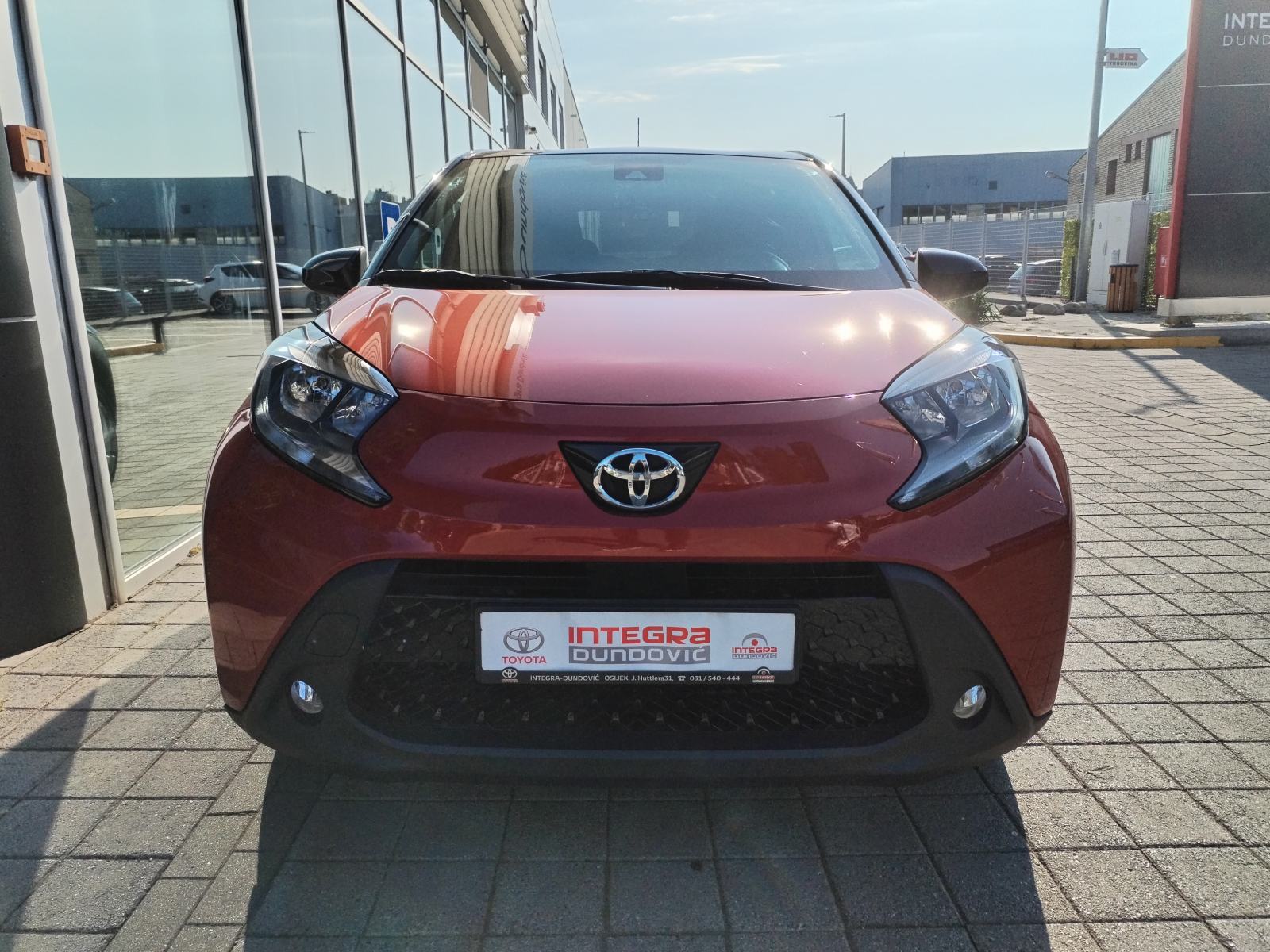 Toyota Aygo X 1.0, SAMO 11.156 km, GAR. 6 GODINA, SERVISNA, TOP STANJE, fotografija 2