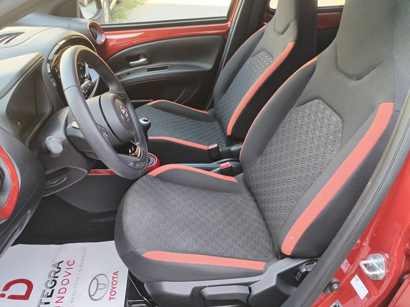 Toyota Aygo X 1.0, SAMO 11.156 km, GAR. 6 GODINA, SERVISNA, TOP STANJE, fotografija 13