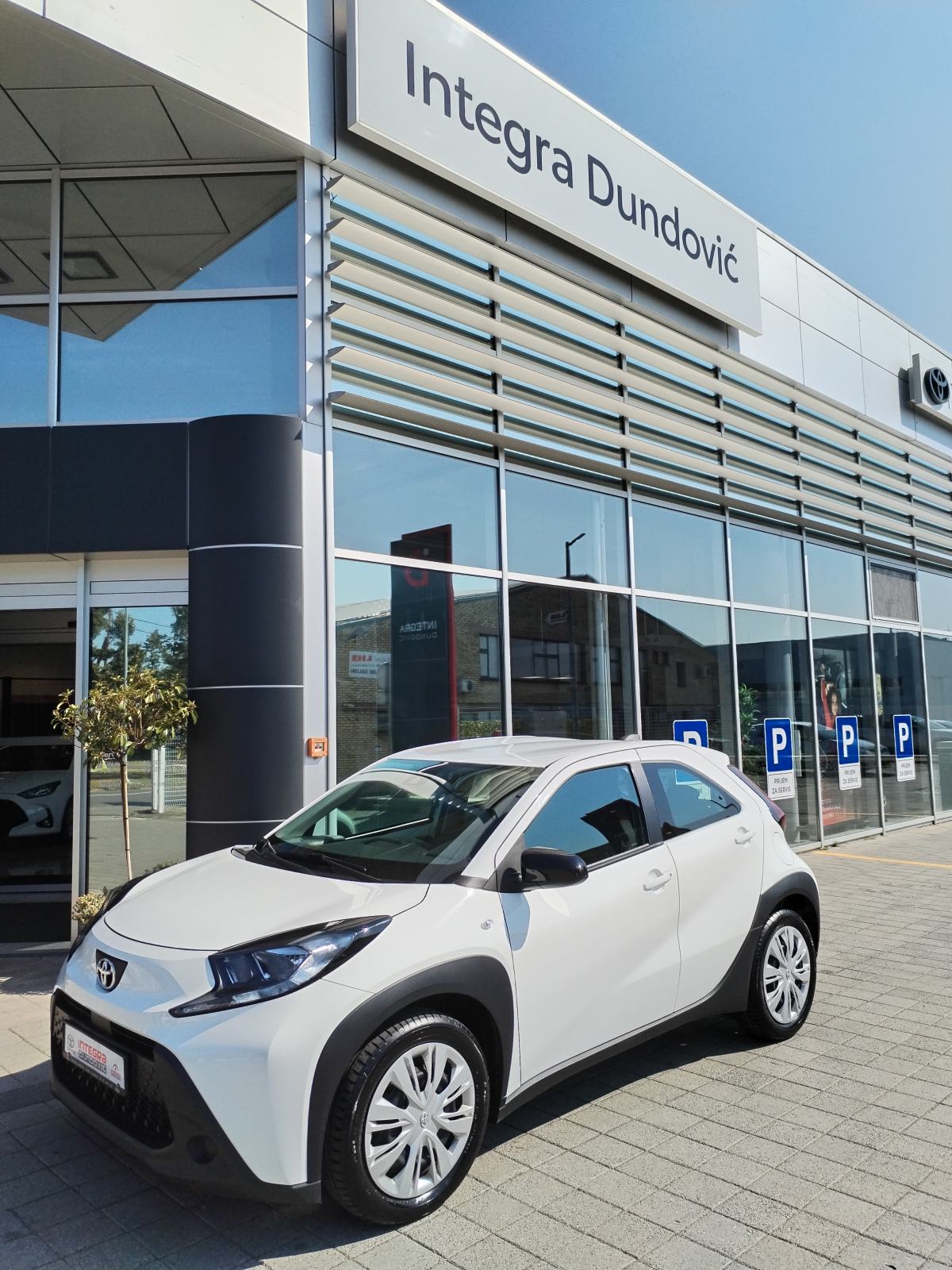 Toyota Aygo X 1.0, SAMO 11.941 km, GAR. 6 GODINA, SERVISNA, TOP STANJE, fotografija 8