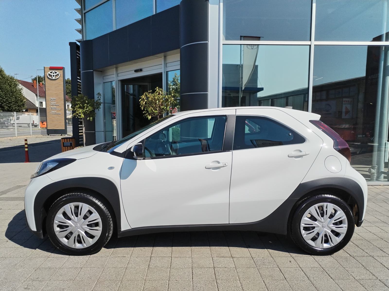 Toyota Aygo X 1.0, SAMO 11.941 km, GAR. 6 GODINA, SERVISNA, TOP STANJE, fotografija 4