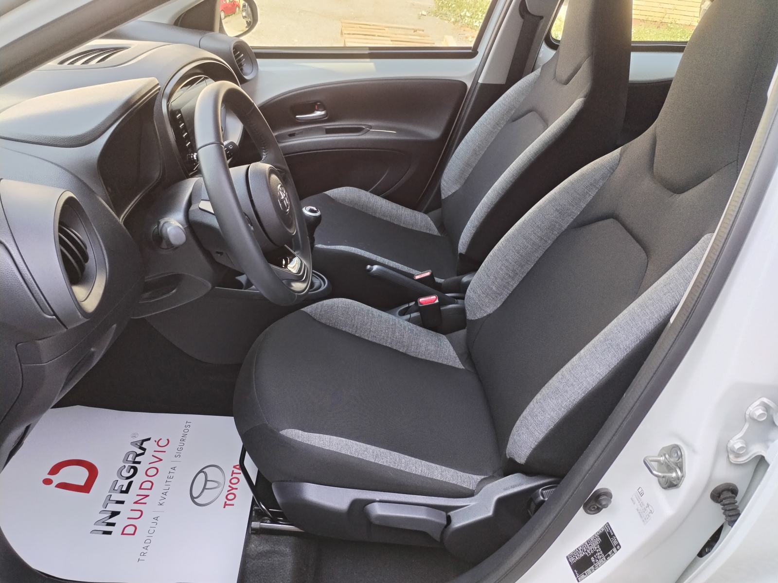 Toyota Aygo X 1.0, SAMO 11.941 km, GAR. 6 GODINA, SERVISNA, TOP STANJE, fotografija 13