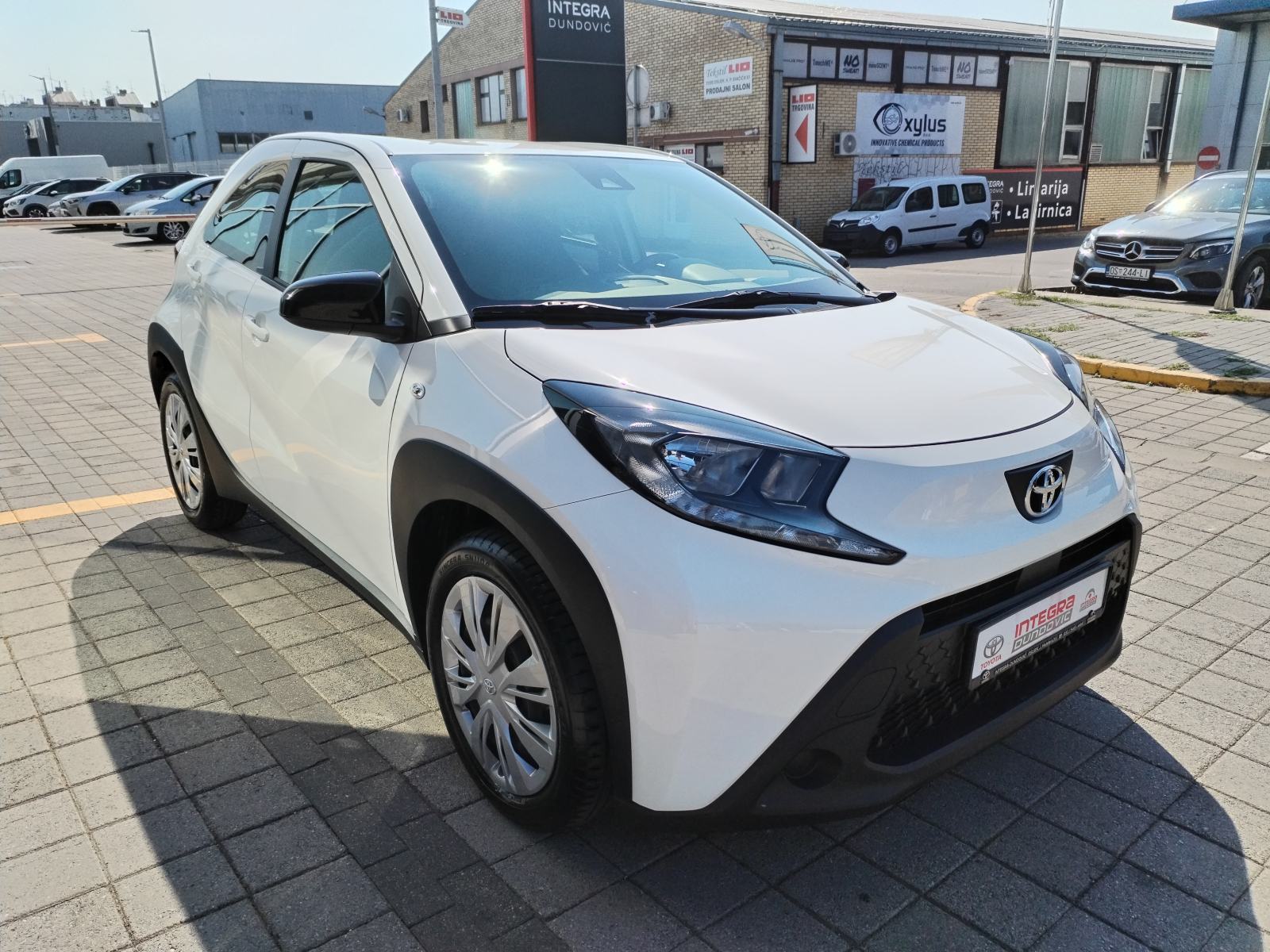 Toyota Aygo X 1.0, SAMO 11.941 km, GAR. 6 GODINA, SERVISNA, TOP STANJE, fotografija 3