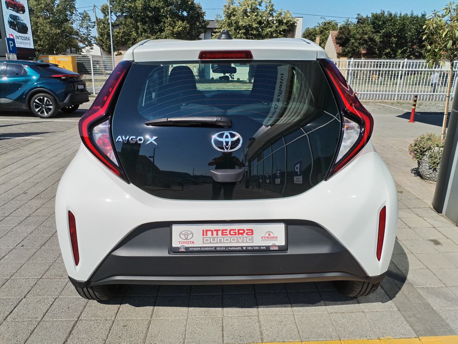 Toyota Aygo X 1.0, SAMO 11.941 km, GAR. 6 GODINA, SERVISNA, TOP STANJE, fotografija 6