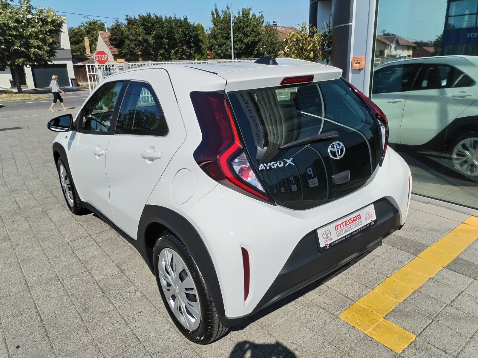 Toyota Aygo X 1.0, SAMO 11.941 km, GAR. 6 GODINA, SERVISNA, TOP STANJE, fotografija 5