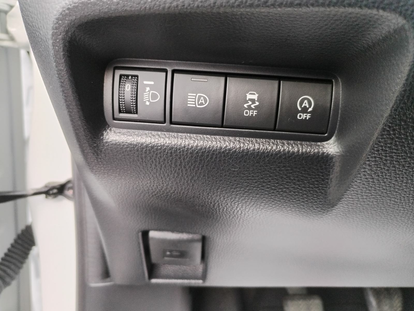 Toyota Aygo X, SAMO 28500km, reg. do 12/2026, zimske+ljetne gume, fotografija 8