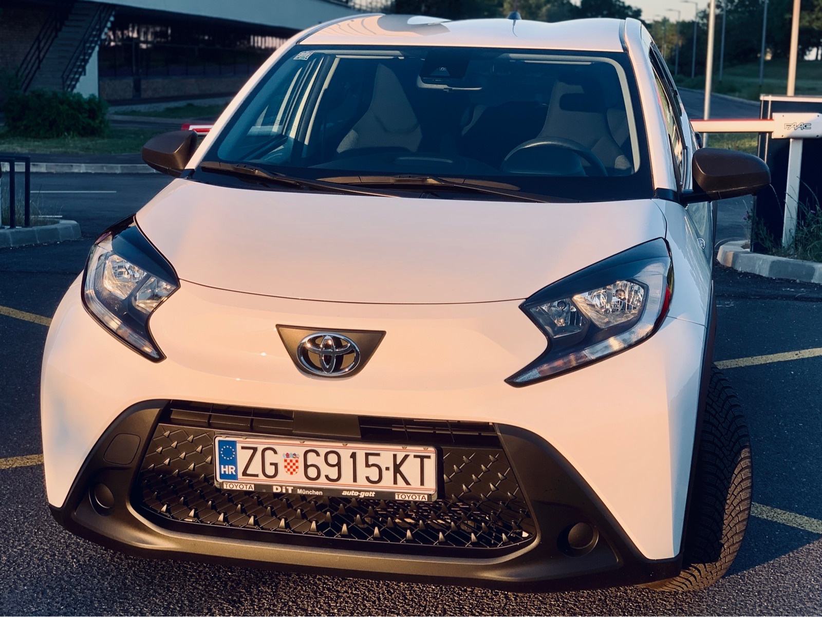 Toyota Aygo X, SAMO 28500km, reg. do 12/2026, zimske+ljetne gume, fotografija 2