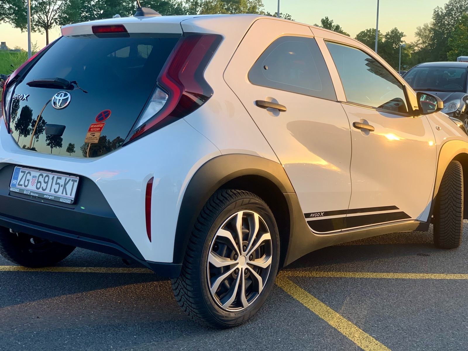 Toyota Aygo X, SAMO 28500km, reg. do 12/2026, zimske+ljetne gume, fotografija 4