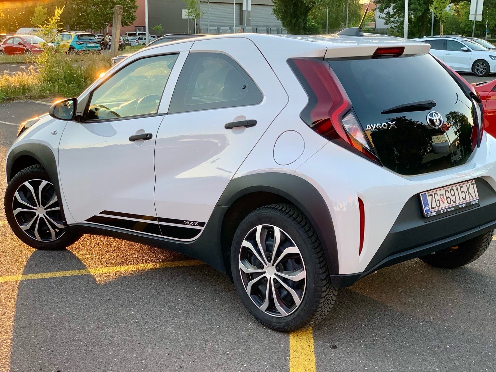 Toyota Aygo X, SAMO 28500km, reg. do 12/2026, zimske+ljetne gume, fotografija 5