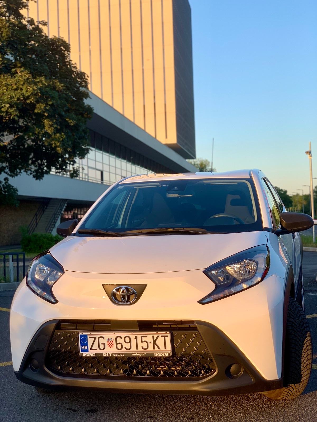 Toyota Aygo X, SAMO 28500km, reg. do 12/2026, zimske+ljetne gume, fotografija 6