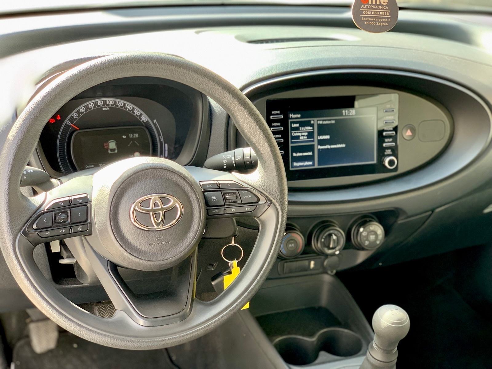 Toyota Aygo X, SAMO 28500km, reg. do 12/2026, zimske+ljetne gume, fotografija 7