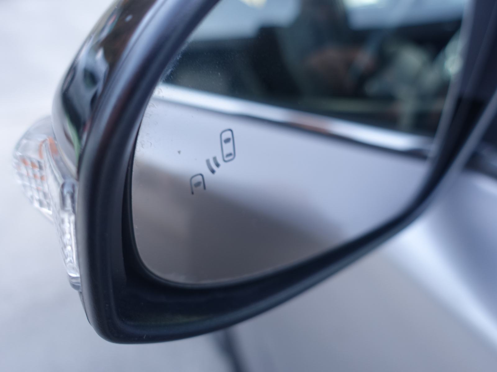 Toyota C-HR 1,2T automatik 4x4 / NOVE GUME + JAMSTVO + REGISTRACIJA, fotografija 10