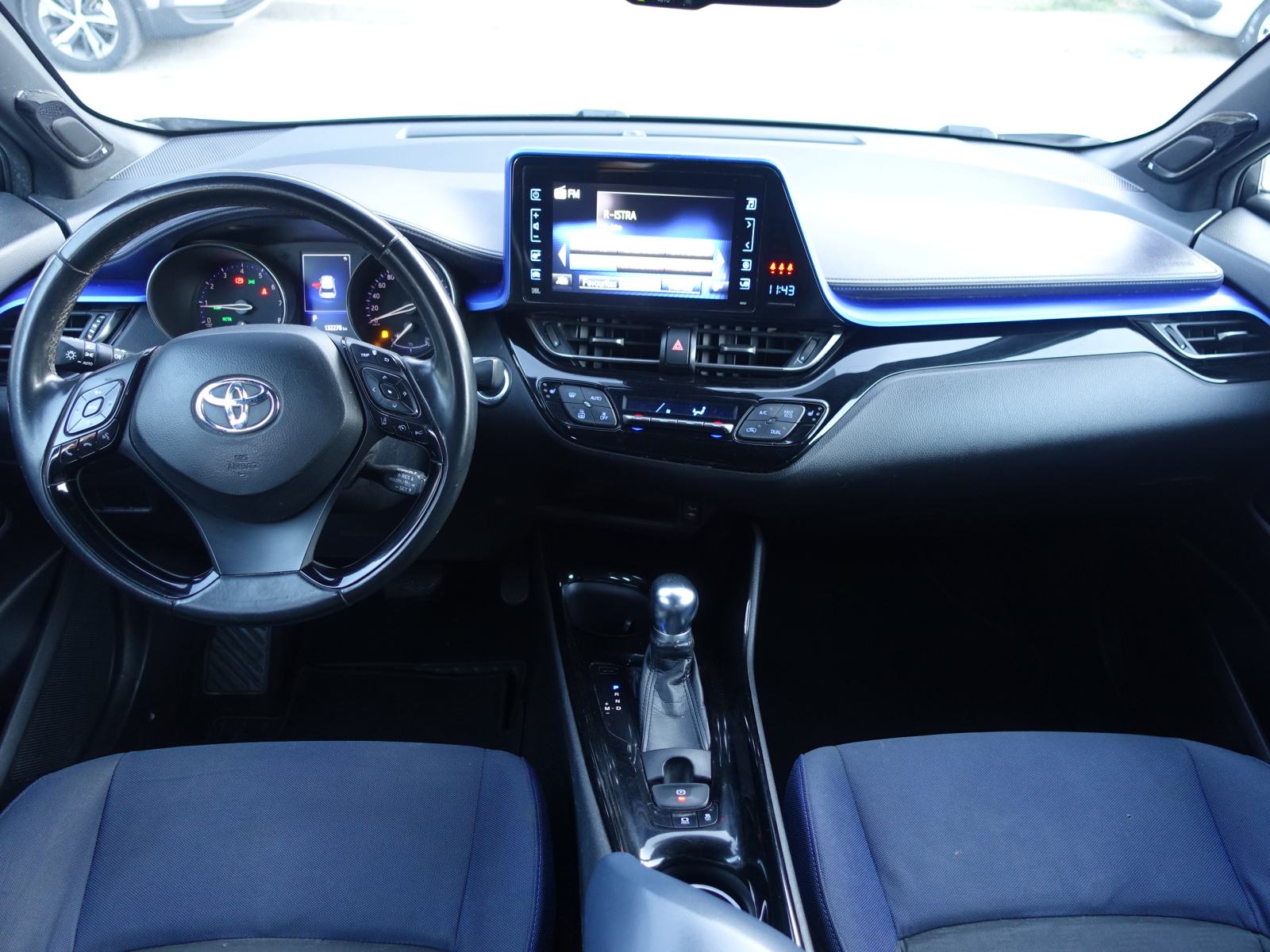 Toyota C-HR 1,2T automatik 4x4 / NOVE GUME + JAMSTVO + REGISTRACIJA, fotografija 12
