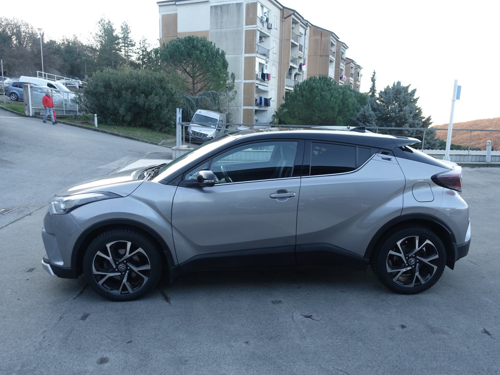 Toyota C-HR 1,2T automatik 4x4 / NOVE GUME + JAMSTVO + REGISTRACIJA, fotografija 6