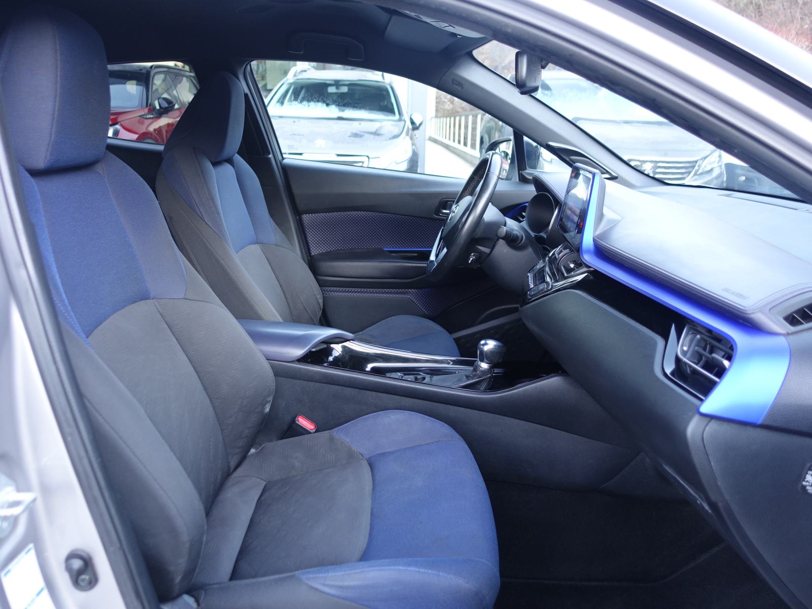 Toyota C-HR 1,2T automatik 4x4 / NOVE GUME + JAMSTVO + REGISTRACIJA, fotografija 13