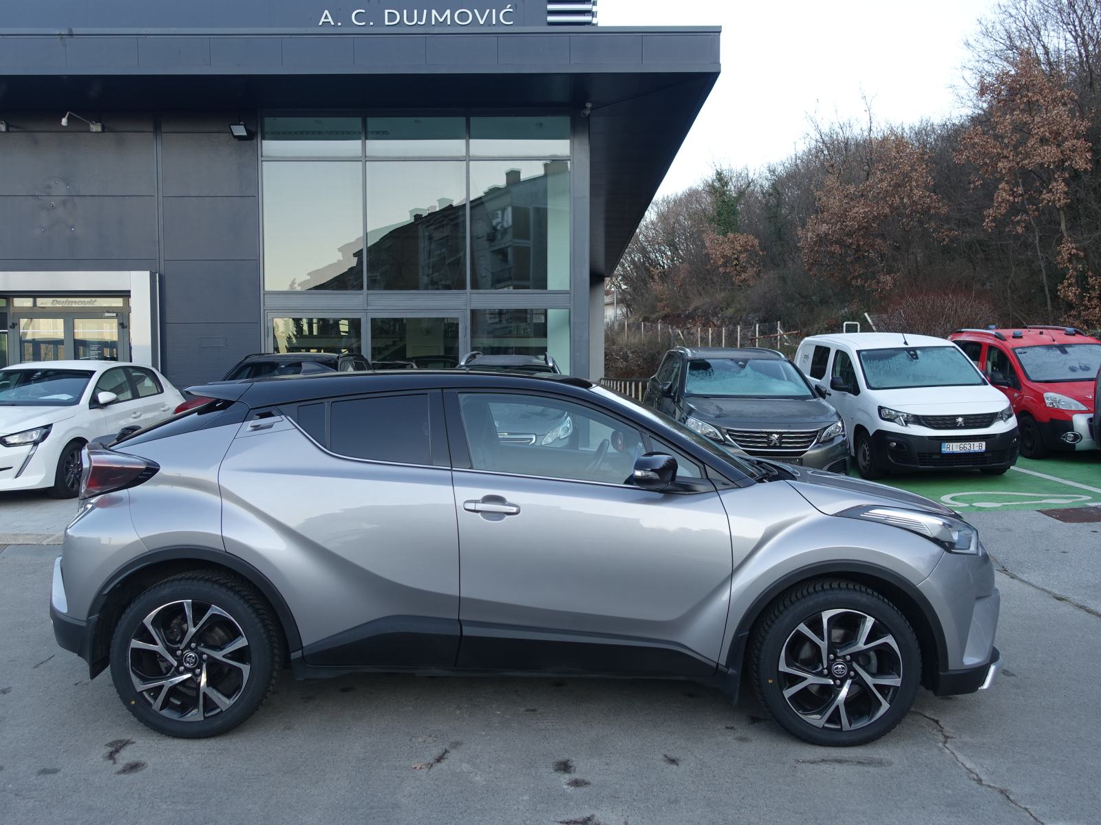 Toyota C-HR 1,2T automatik 4x4 / NOVE GUME + JAMSTVO + REGISTRACIJA, fotografija 2