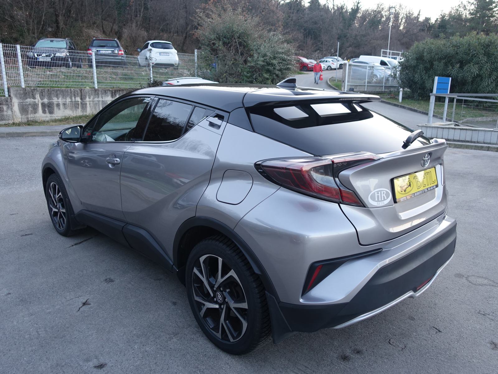 Toyota C-HR 1,2T automatik 4x4 / NOVE GUME + JAMSTVO + REGISTRACIJA, fotografija 5