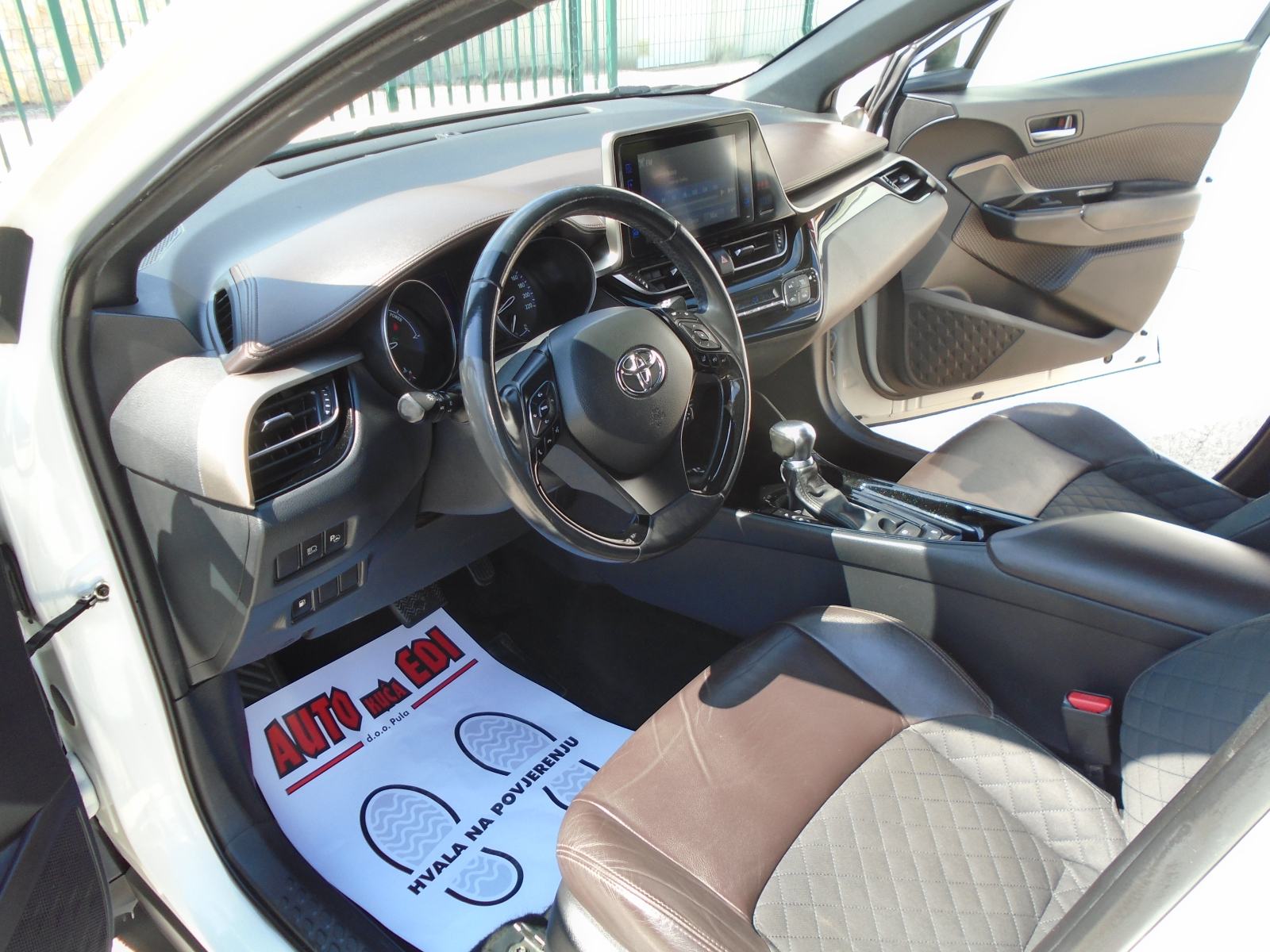 Toyota C-HR 1,8 automatik HYBRID, fotografija 8