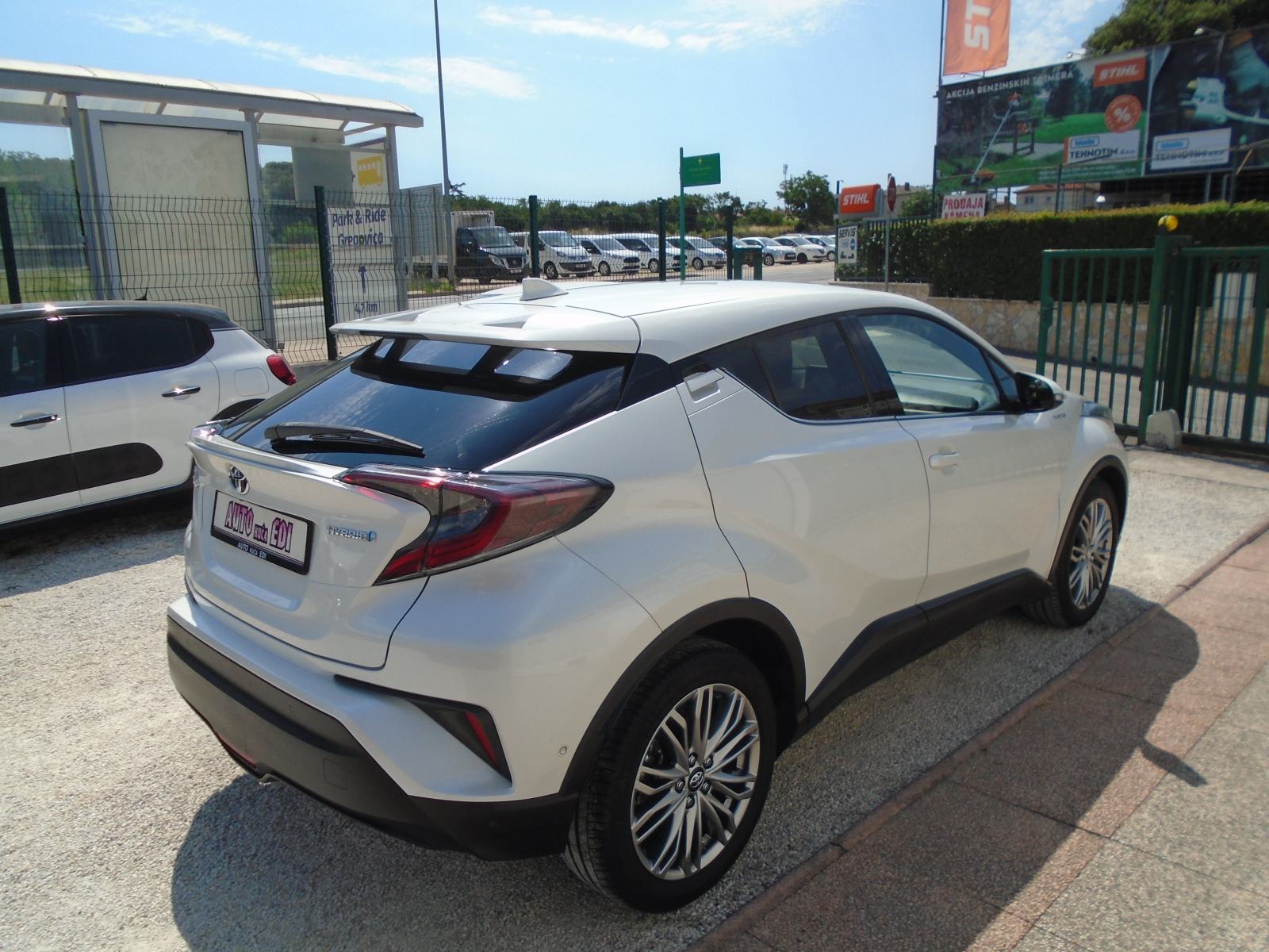 Toyota C-HR 1,8 automatik HYBRID, fotografija 5