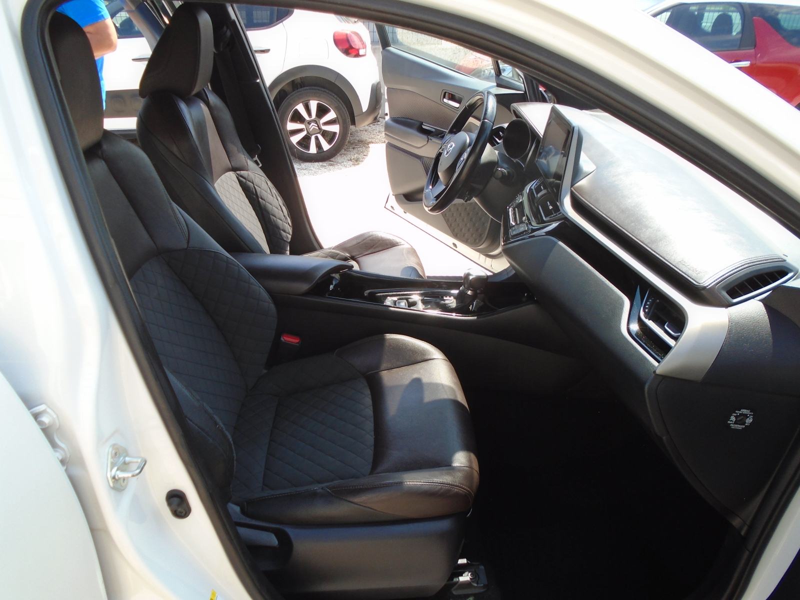 Toyota C-HR 1,8 automatik HYBRID, fotografija 11