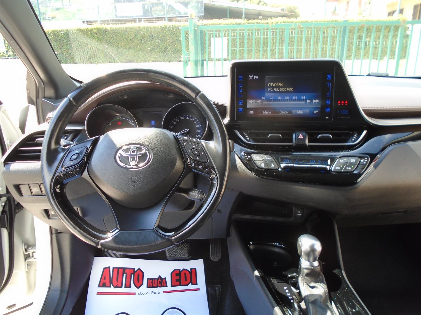 Toyota C-HR 1,8 automatik HYBRID, fotografija 9