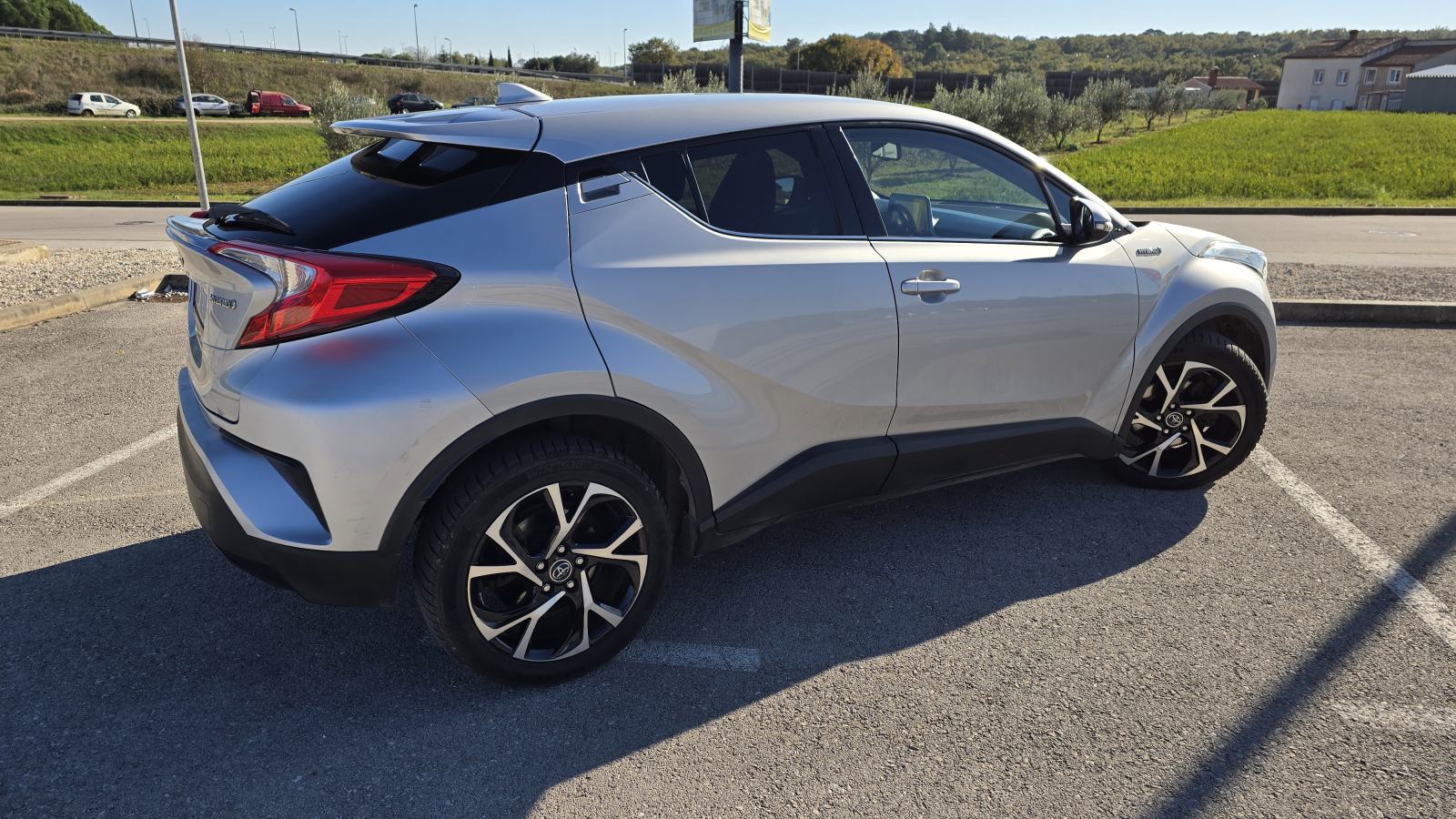 Toyota C-HR 1,8 automatik servisna knjižica, pogled izvana - slika 3