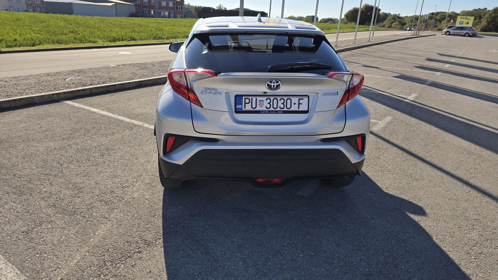 Toyota C-HR 1,8 automatik servisna knjižica, pogled izvana - slika 5