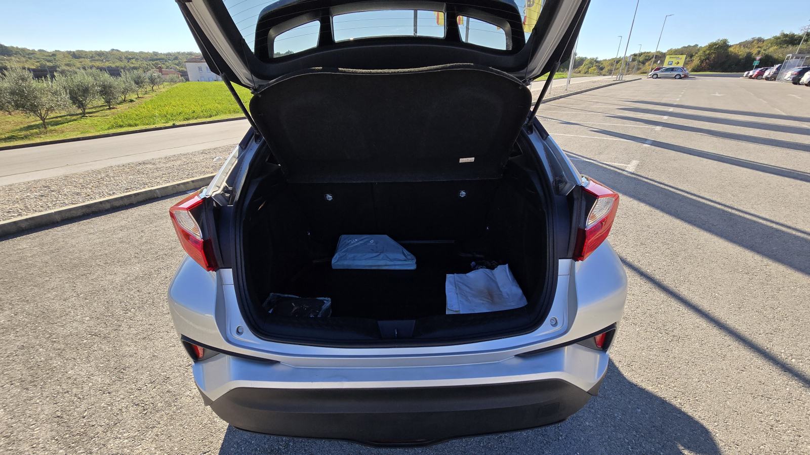 Toyota C-HR 1,8 automatik servisna knjižica, fotografija 9