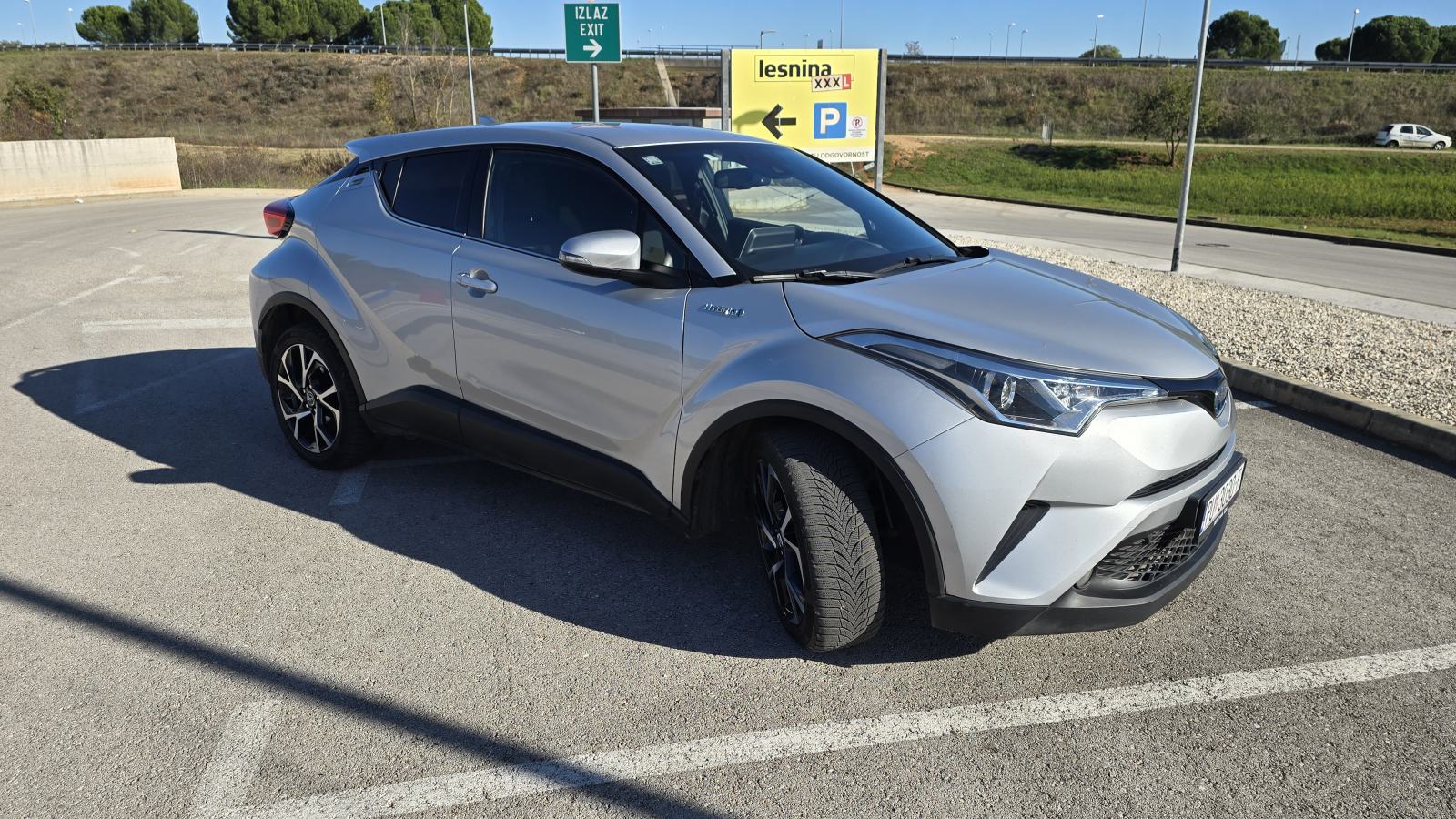 Toyota C-HR 1,8 automatik servisna knjižica, pogled izvana - slika 1