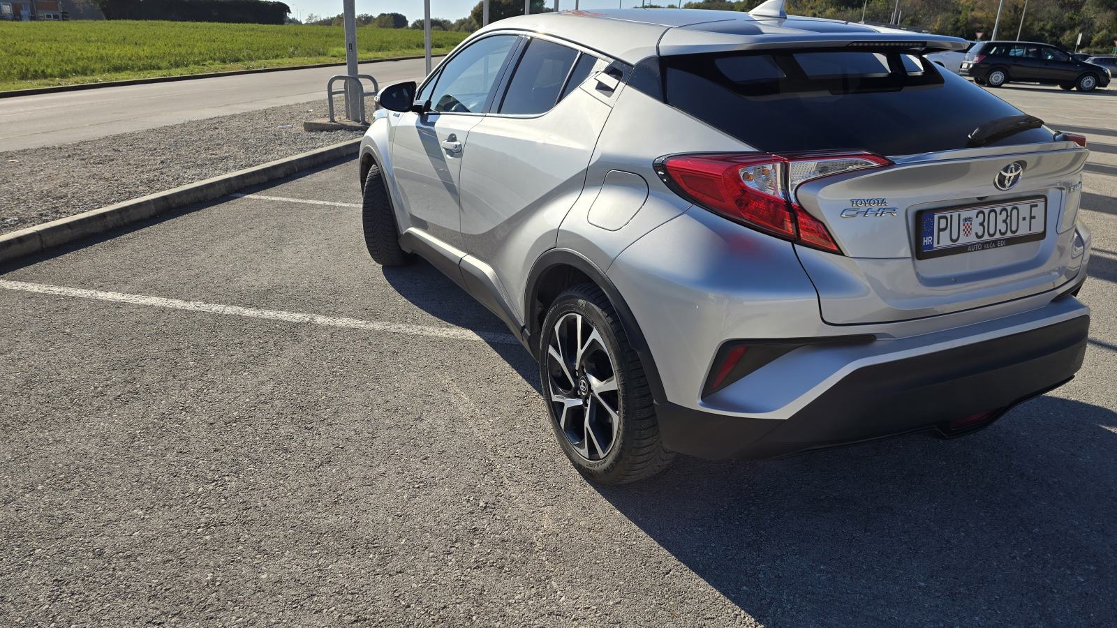 Toyota C-HR 1,8 automatik servisna knjižica, pogled izvana - slika 4