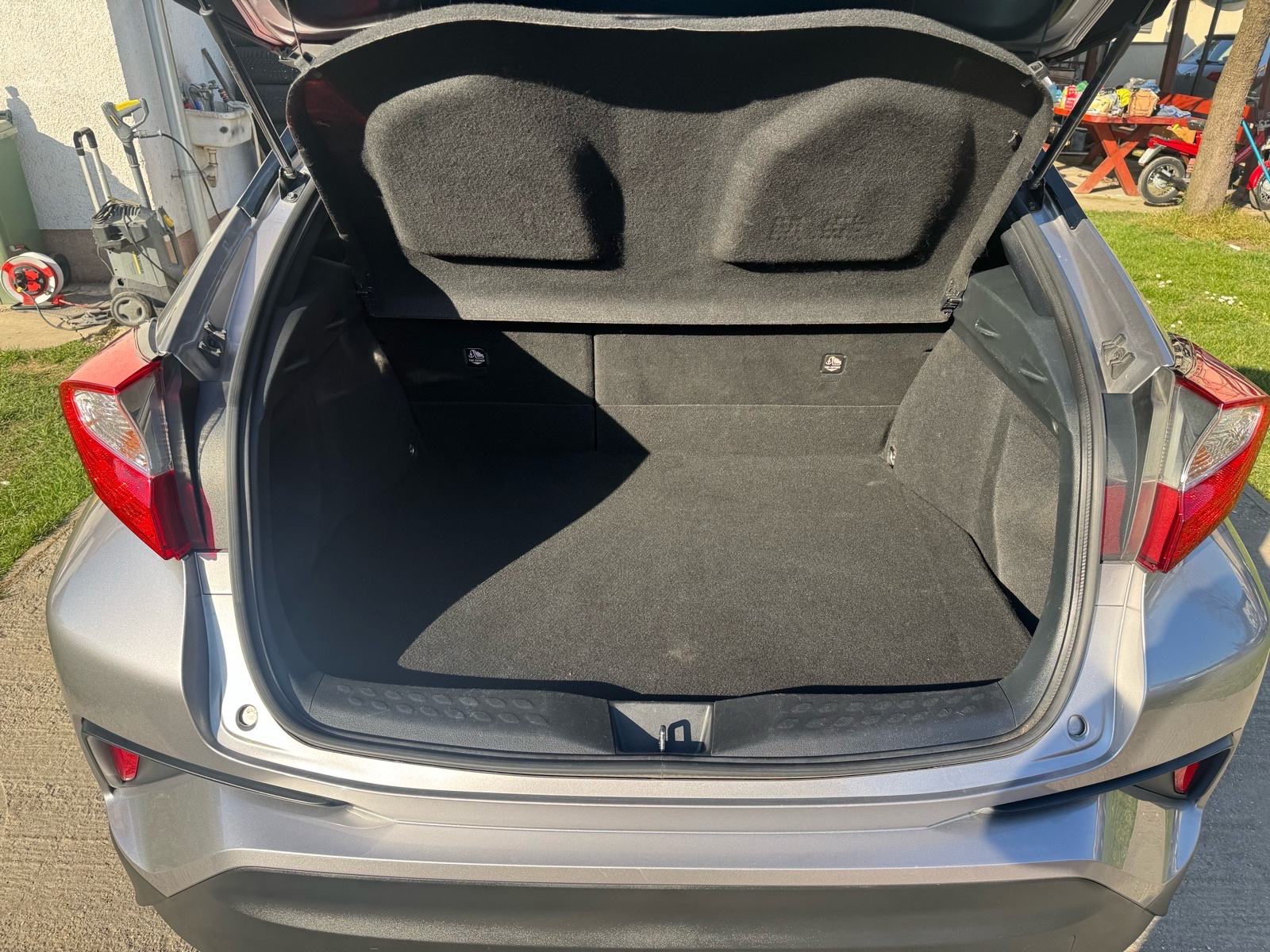 Toyota C-HR 1,8 Hybrid Active, odlično stanje, fotografija 16