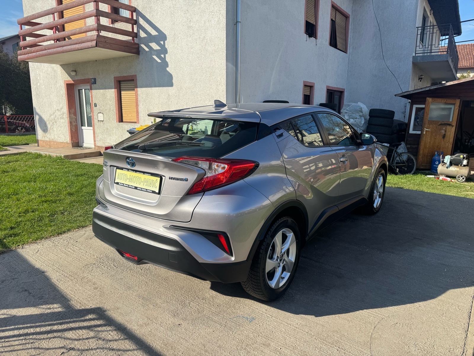 Toyota C-HR 1,8 Hybrid Active, odlično stanje, fotografija 5