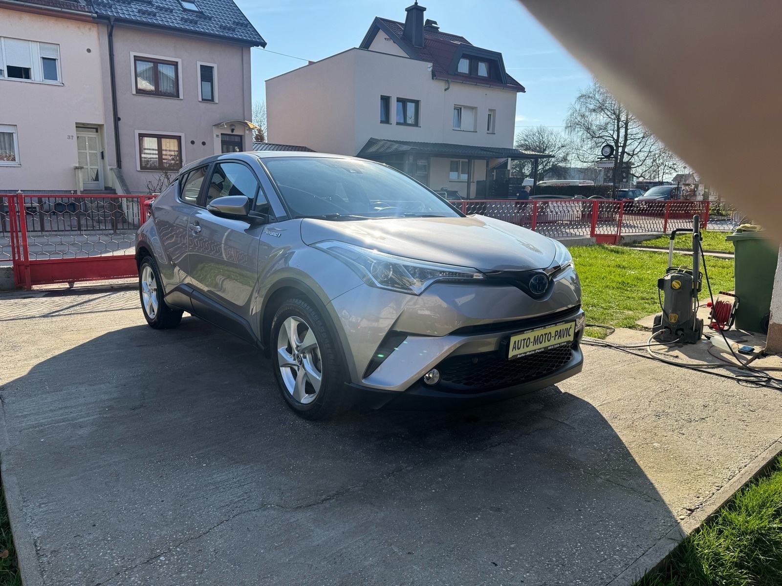 Toyota C-HR 1,8 Hybrid Active, odlično stanje, fotografija 3