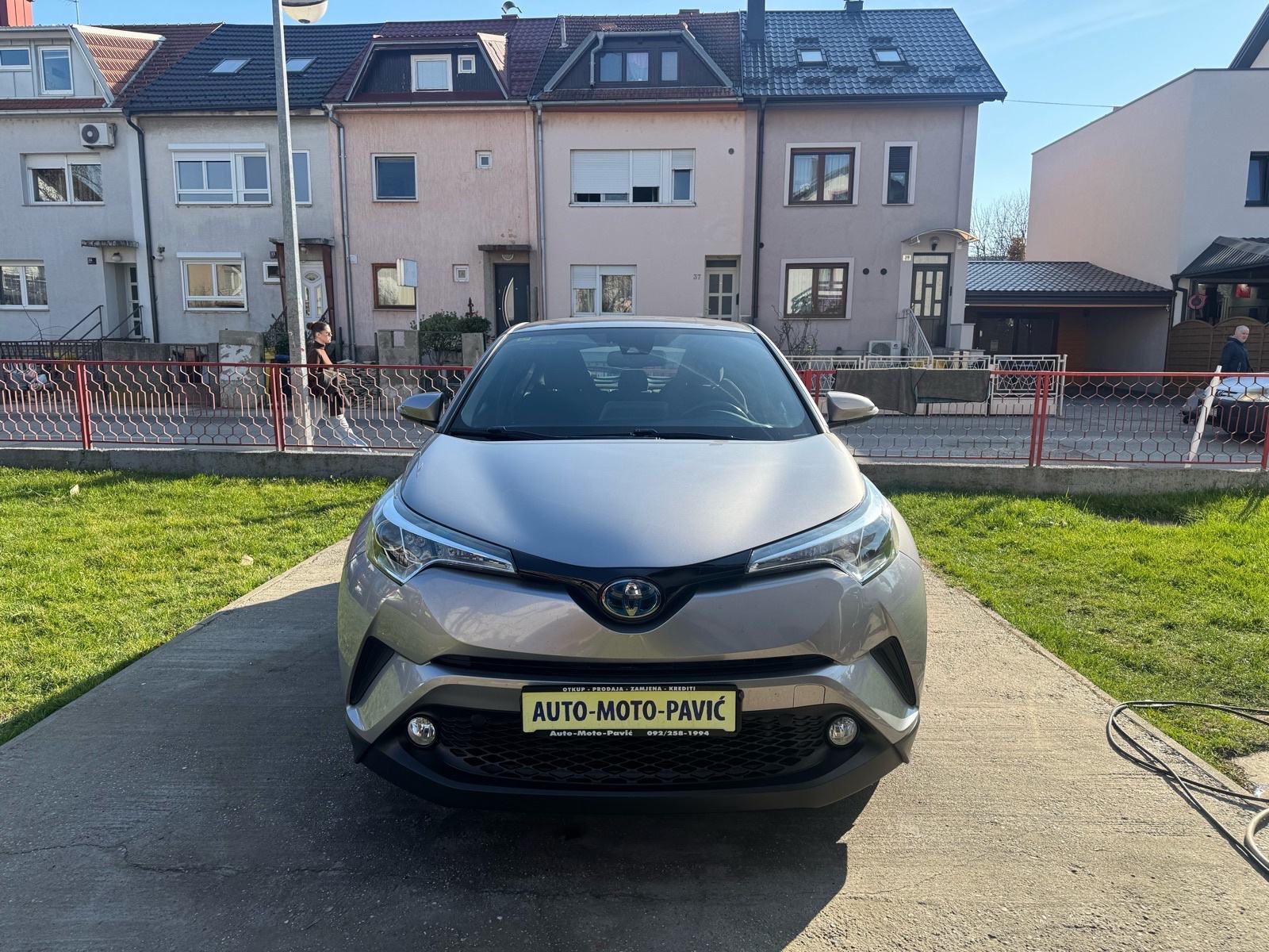 Toyota C-HR 1,8 Hybrid Active, odlično stanje, fotografija 1