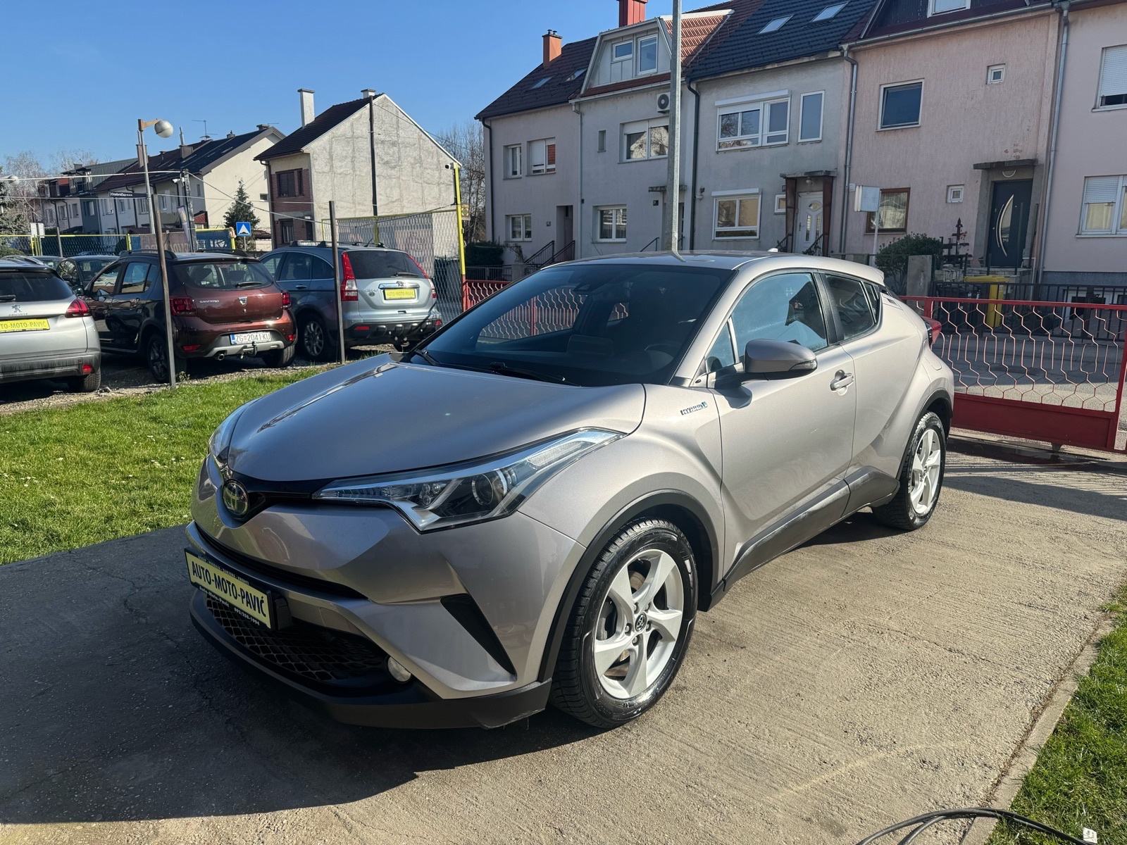 Toyota C-HR 1,8 Hybrid Active, odlično stanje, fotografija 2