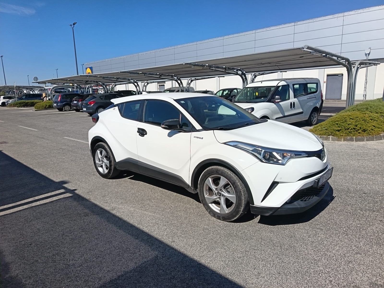 Toyota C-HR 1,8 automatik, fotografija 2