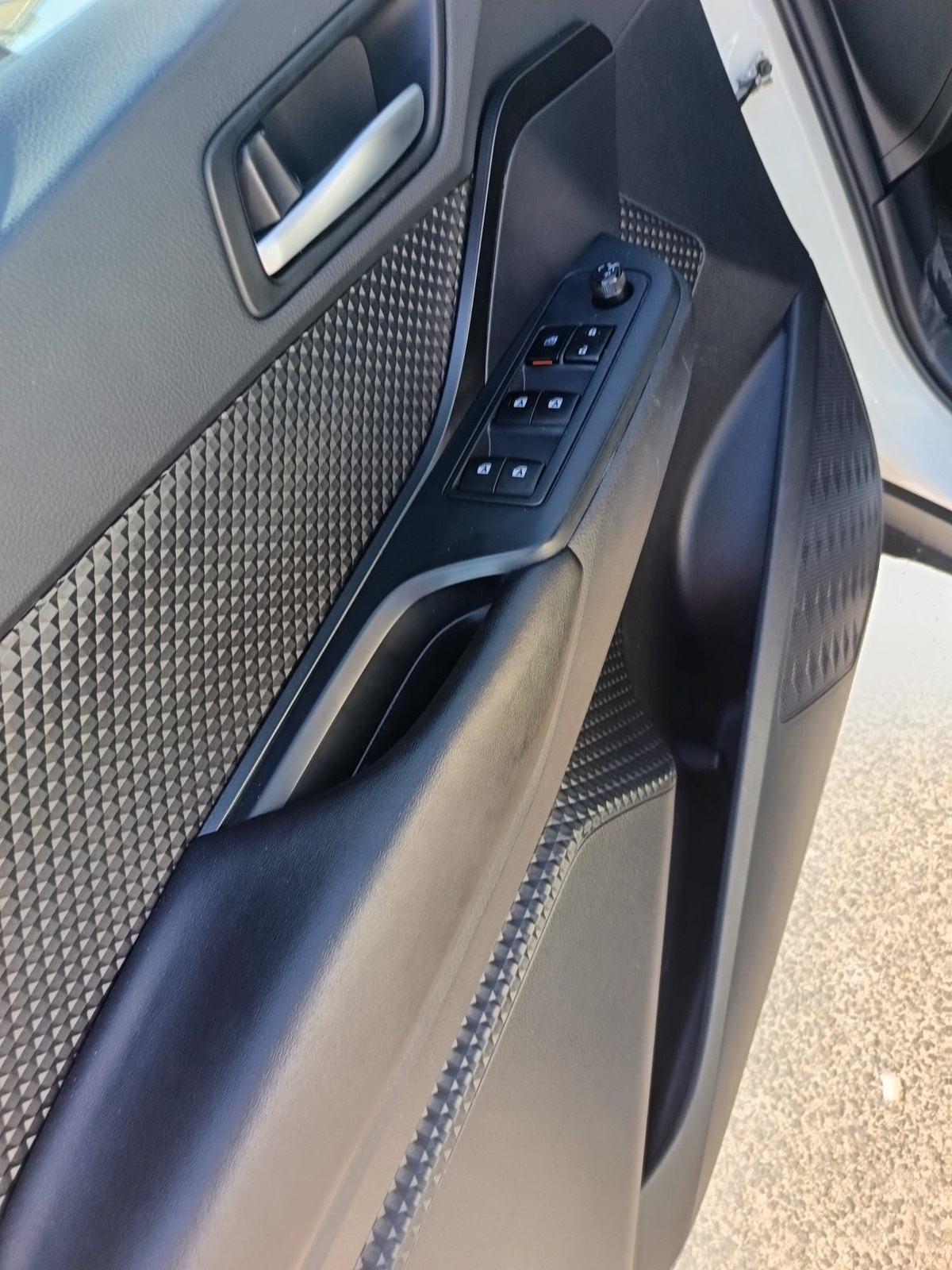 Toyota C-HR 1,8 automatik, fotografija 6