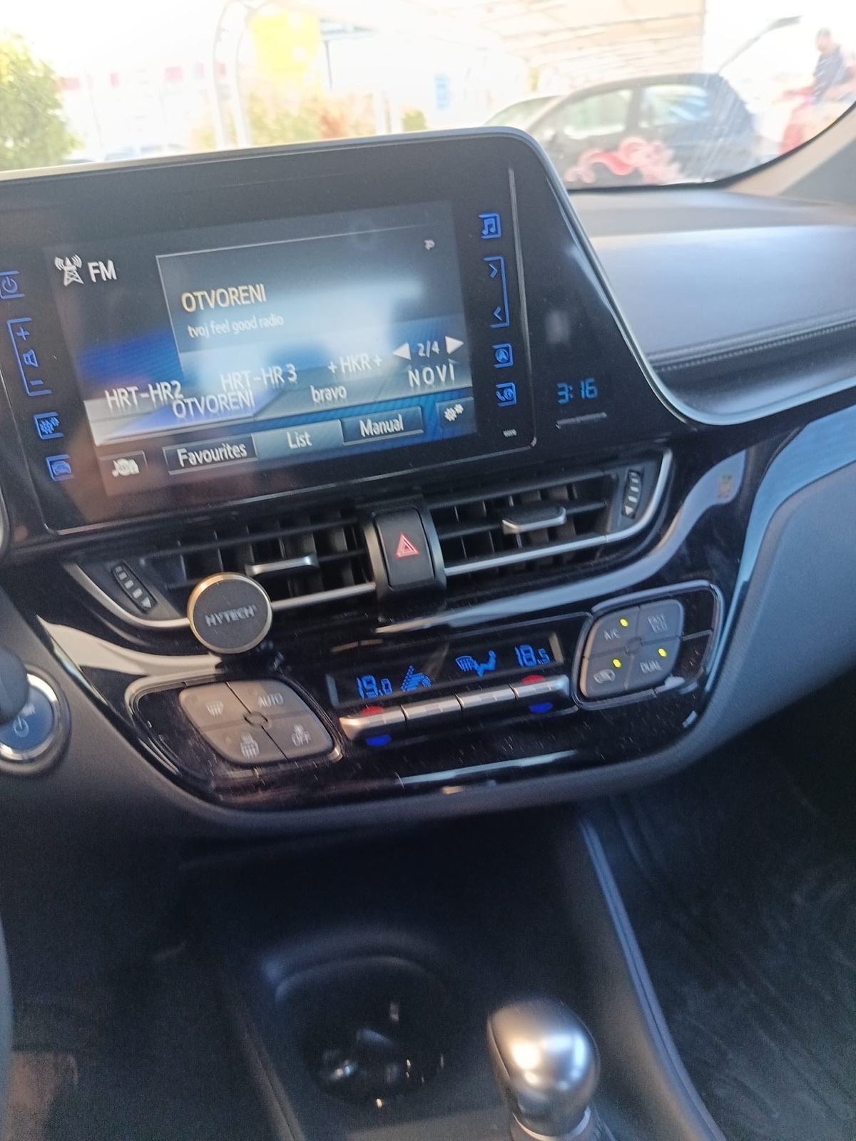 Toyota C-HR 1,8 automatik, fotografija 10